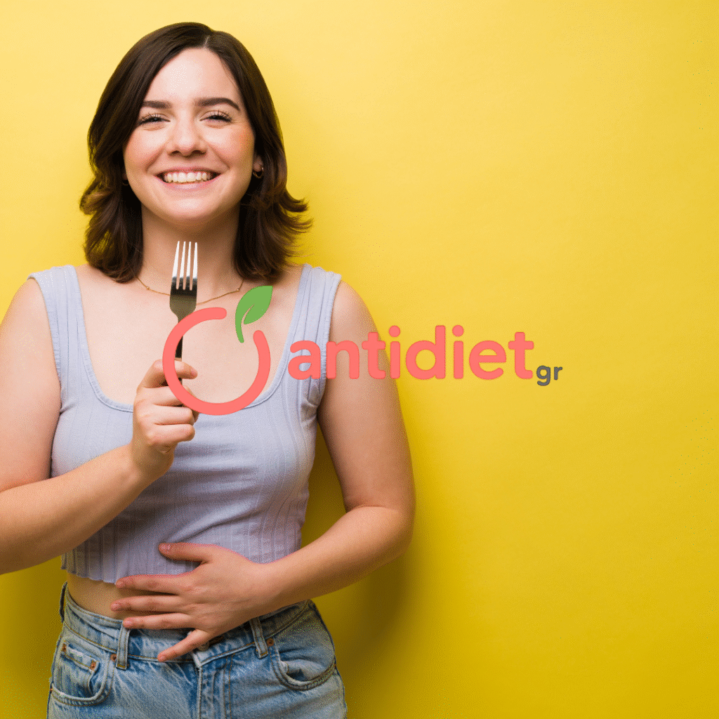 synergasia-me-diaitologo-choris-diaita-antidiet.jpg Συνεργασία με διαιτολόγο χωρίς δίαιτα – γυναίκα χαμογελάει κρατώντας πιρούνι, απολαμβάνοντας ισορροπημένη σχέση με το φαγητό