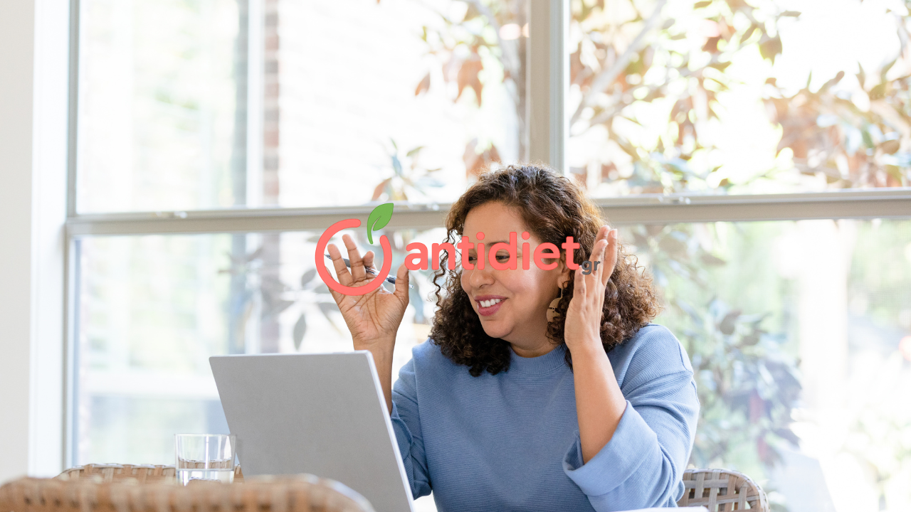 dorean-dierevnitiki-klisi-15 Γυναίκα χαμογελά σε online συνάντηση μέσω laptop – δωρεάν διερευνητική κλήση 15'