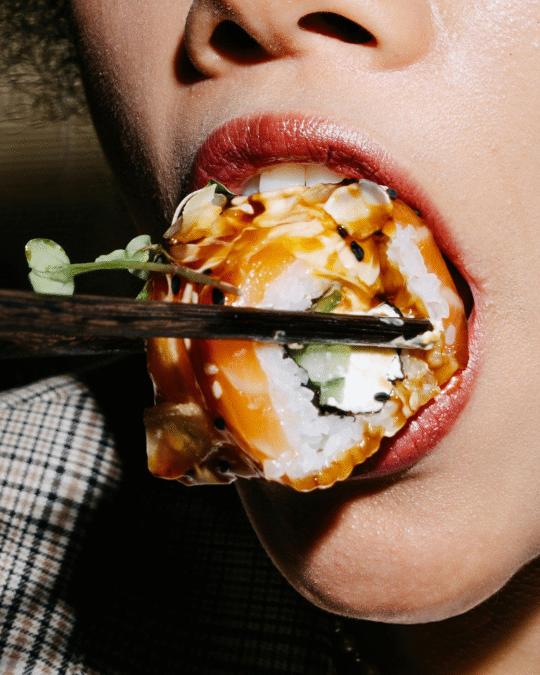 Άτομο τρώει sushi – γιατί νιώθω χορτάτος αλλά όχι ικανοποιημένος μετά το φαγητό